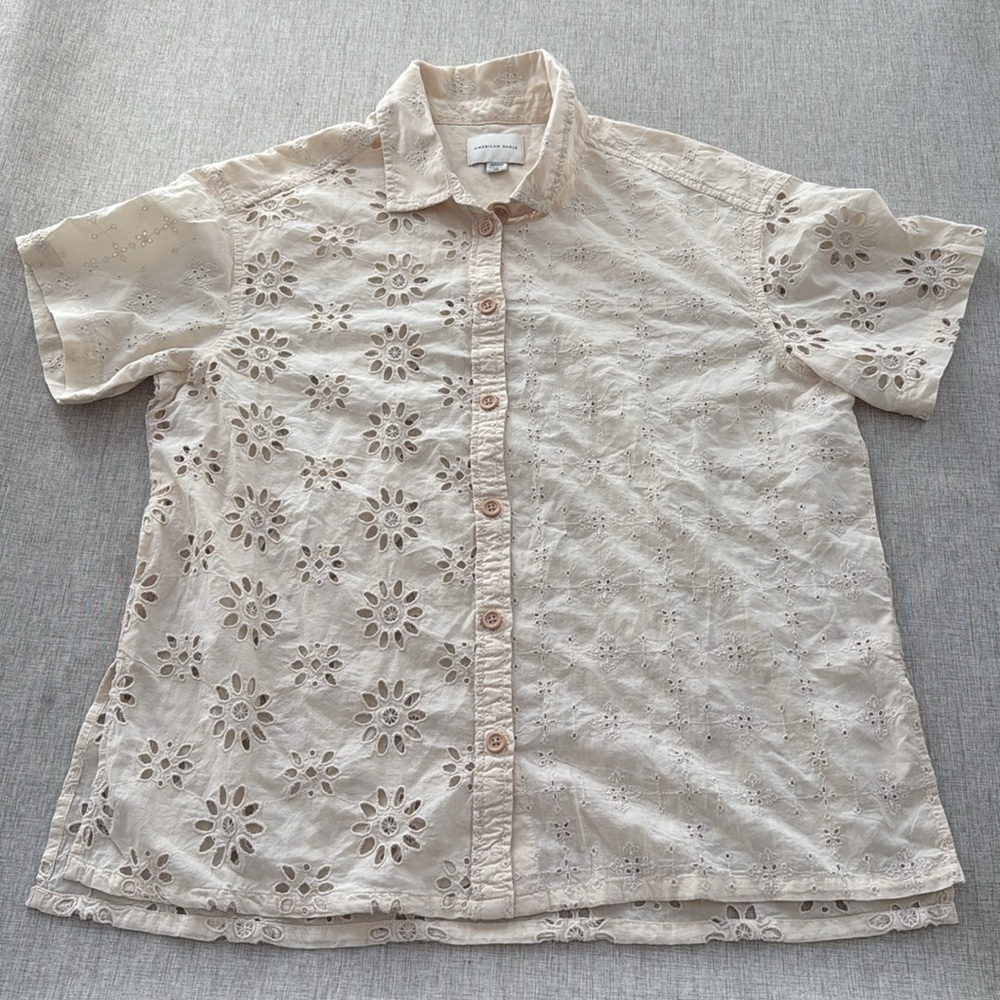 American Eagle Cream Eyelet Button Down Shirt Women’s Size‎ Medium